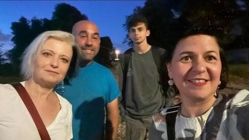 מימין לשמאל: איטל, אבישי, יעקב מהחברה להגנת הטבע ואלה