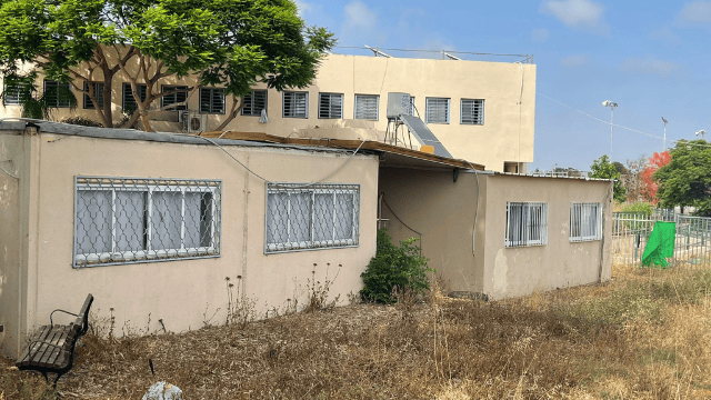 הקראוונים שהובאו לבית הספר