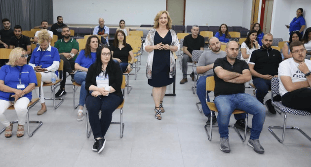 אוסנת רובין מרצה לסטודנטים