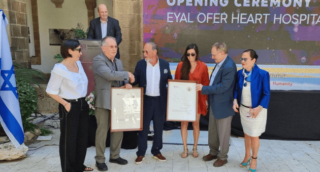 מנכ"ל רמב"ם ומשפחת עופר בחנוכת הבניין ברמב"ם