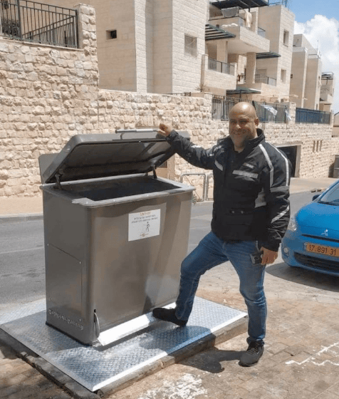 גורני ליד פח אשפה מוטמן
