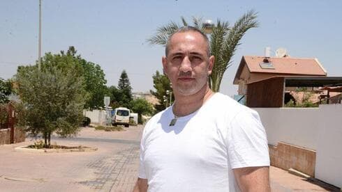 בנימין "שנים שלא נעשה כלום, כמו שאתם רואים השכונה מאוד מוזנחת". (צילום: הרצל יוסף) בנימין "שנים שלא נעשה כלום, כמו שאתם רואים השכונה מאוד מוזנחת".