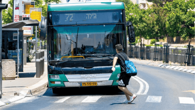 ילד רץ לאוטובוס