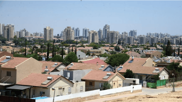 מראה כללי של נחל בקע. קרוואנים ומבנים ישנים מראה כללי של נחל בקע. קרוואנים ומבנים ישנים