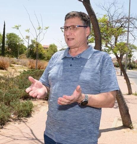 אנטולי פרנדיוק, יו"ר ועד השכונה: "אין דואר, אין סניף בנק ואת טיפת חלב אני חושב שהעבירו למקום אחר" (צילום: הרצל יוסף) אנטולי פרנדיוק, יו"ר ועד השכונה: "אין דואר, אין סניף בנק ואת טיפת חלב אני חושב שהעבירו למקום אחר"