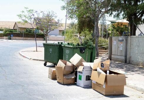 ערימות אשפה ממתינות לפינוי (צילום: הרצל יוסף) ערימות אשפה ממתינות לפינוי