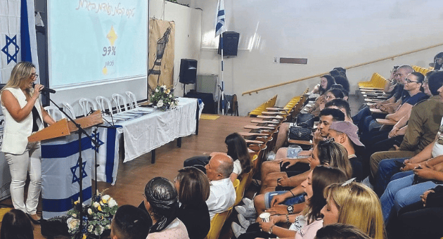 סיניה לוי, מנהלת השכבה, מברכת את הבוגרים ובני משפחתם