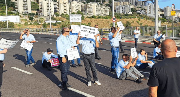נהגים שובים בפתח מנהרות הכרמל