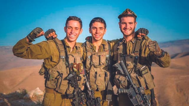 "חברות לכל החיים". מימין: יונתן, אורי ועמית