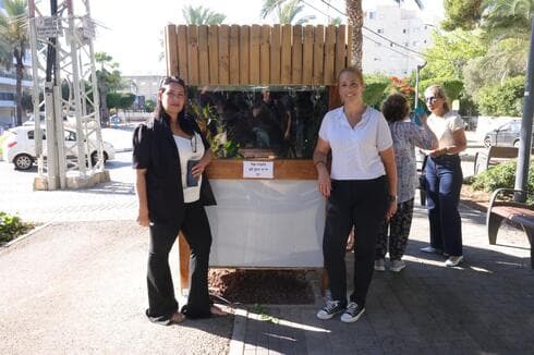 האחות רינת זכריה (משמאל) ואשתו איילת לב רן