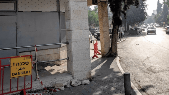 מרכז דניה. האבנים שנפלו אפילו לא פונו 