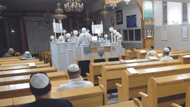 "לחבק את משפחות החטופים והנעדרים"