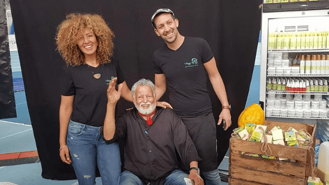 עוזיאלי עם שניים מילדיו אור ומעיין. עוזיאלי עם שניים מילדיו אור ומעיין.
