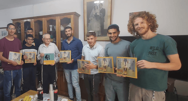 תלמידי ישיבת ההסדר בביתו של אהרון וייס. מפגש עוצמתי 