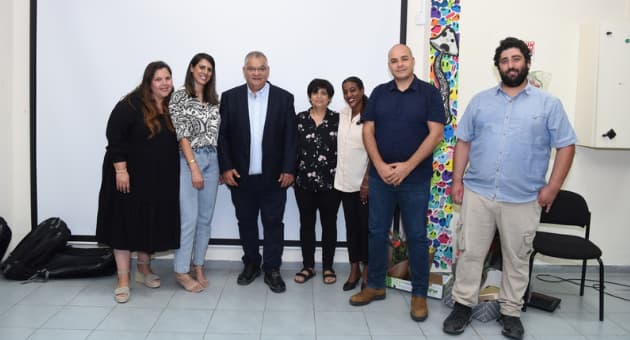 צוות היחידה לקידום נוער עם ראש העיר אלי ברדה