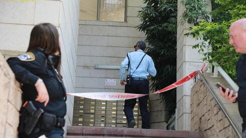 כוחות משטרה בכניסה לבניין ברמת גן