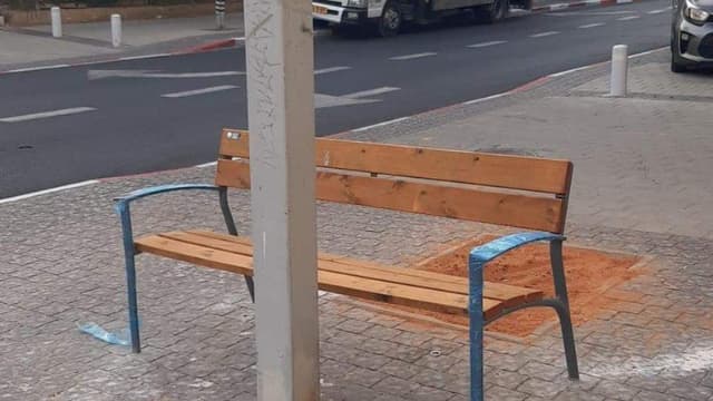 הספסל שהותקן בבת ים (צילום: מתוך הרשתות חברתיות, שימוש לפי סעיף 27א לחוק זכויות היוצרים) הספסל שהותקן בבת ים