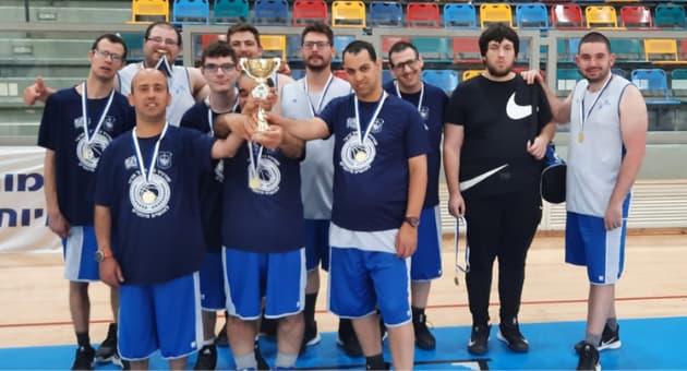 אלופים. חברי קבוצת אקים חיפה עם הגביע אלופים. חברי קבוצת אקים חיפה עם הגביע