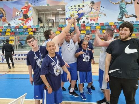 רוצים לצאת לחו"ל. אקים חיפה (צילום: עומרי סלנר) אקים חיפה