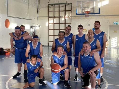 עובדים קשה. חברי קבוצת אקים חיפה (צילום: עומרי סלנר) אקים חיפה