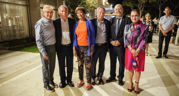 בתמונה משמאל  לימין: לארי וולף, פרופ מיכאל הלברטל, אנדי וולף, פרופ רפי ביאר, פרופ אורי סיוון, ד"ר אסתי גולן. 
