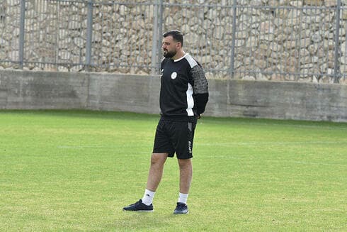 זולו. הנדסאי בניין בהשכלתו