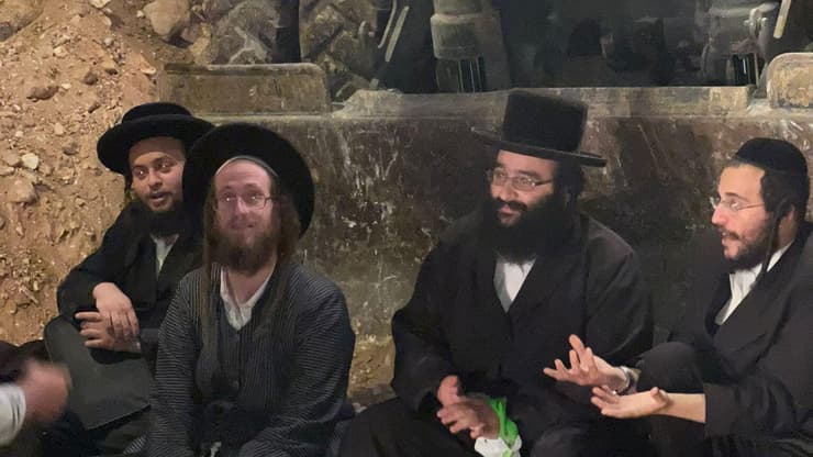 המפגינים נגד הרכבת (צילום: לירן תמרי) המפגינים נגד הרכבת