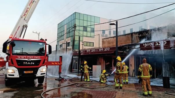 צוותי כיבוי אש מכבים את השריפה הגדולה בחנות "כוכב היופי