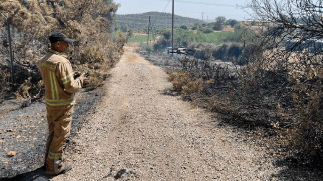 חשייב מפעיל את הרחפן בשריפה (צילום: כבאות והצלה מחוז ירושלים) חשייב מפעיל את הרחפן בשריפה בחמישי שעבר