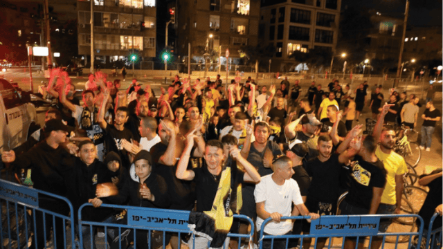 אוהדי בית"ר מול ביתו של חוגג בשלישי האחרון. היו שם רימוני עשן ועוגיות