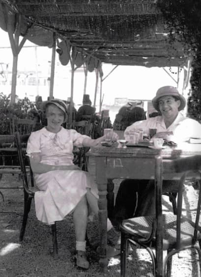 1938. יהודית וליאו וייסמן בבית קפה בעיר העתיקה (צילום: אסף רונן וניל מרסר, ויסמן יח"צ) 1938. יהודית וליאו וייסמן בבית קפה בעיר העתיקה