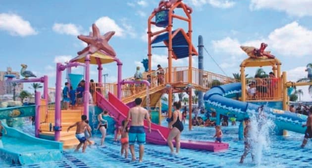 פארק מים עם כמה מתקנים