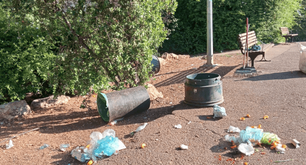 לכלוך שהשאירו החזירים (צילום: חזירי בר שכונות חיפה) לכלוך שהשאירו החזירים