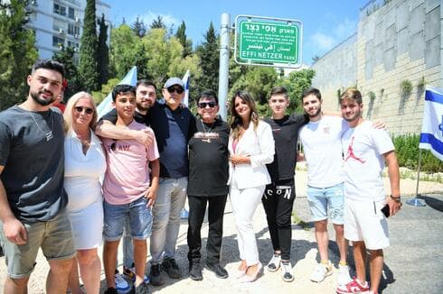 אפי נצר ובנ משפחה (צילום: ראובן כהן עיריית חיפה) אפי נצר וחברים