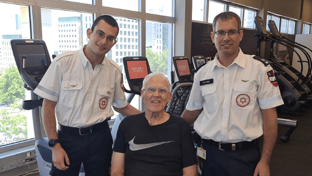 יגאל והחובשים שהצילו את חייו