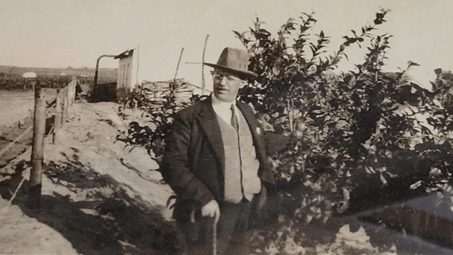 יהושוע אברביה ז"ל ליד ביתו
