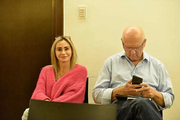 סופי יכולה לחייך. נקש והחוקר ברלב בישיבה