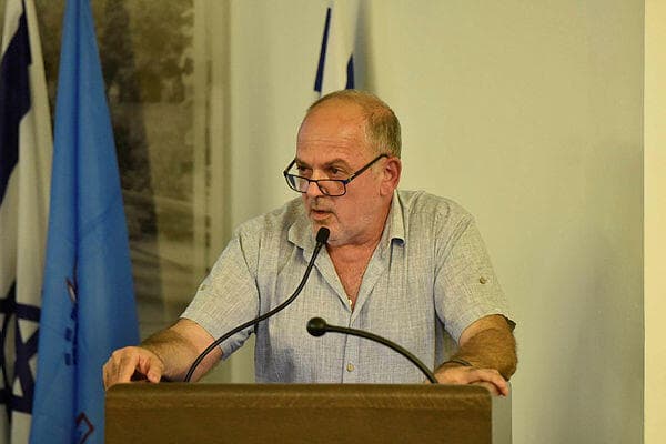 המבקר עופר טל בישיבה