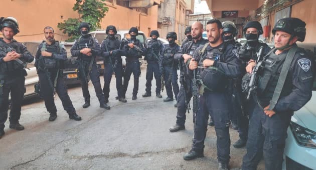 לוחמי היס"מ מתארגנים מחוץ למבנה ביטוח לאומי 