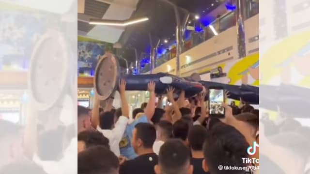 המוני אנשים בסינמה סיטי לכבוד המיניונים (צילום: צלם לא ידוע, סעיף 27/א לחוק זכויות היוצרים) המוני אנשים בסינמה סיטי לכבוד המיניונים