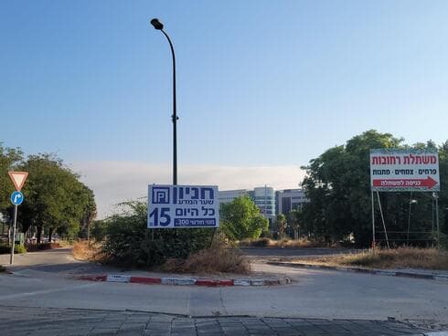 החניון ליד המשתלה. חמישה שקלים פחות (צילום: אביגיל קדם) החניון ליד המשתלה. חמישה שקלים פחות
