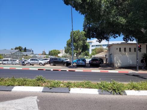 החניה מעל הגשר- ליד השער האחורי של מכון וייצמן (צילום: אביגיל קדם) החניה מעל הגשר- ליד השער האחורי של מכון וייצמן