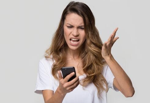 "הנוכחות שלך מגעילה אותי"  