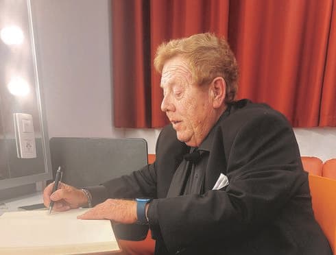 נוי מתכונן למופע. הביע תקווה שיזהו אותו עם בגדים