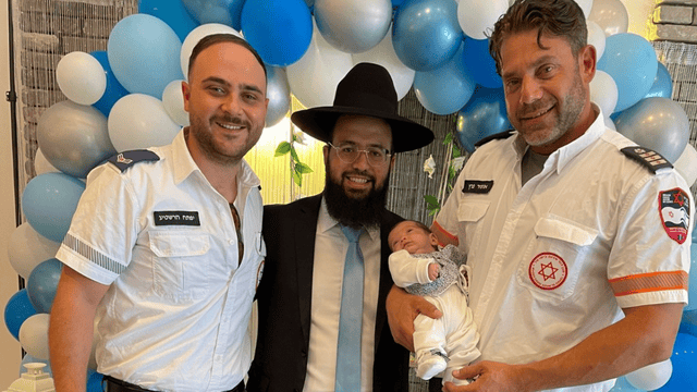 הפראמדיק אופיר פרץ (מימין) והחובש הבכיר יפתח הרשטיג יחד עם הרב כהן ובנו אבישי