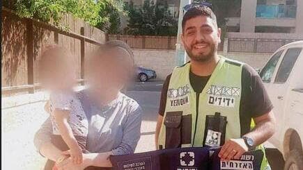 פעוטה שחולצה מרכב על ידי מתנדב של ארגון "ידידים" 