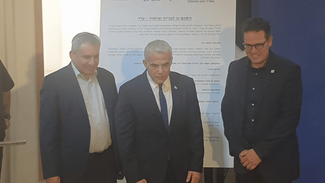 מימין: בן חמו, לפיד ואלקין במעמד חתימת הסכם הגג