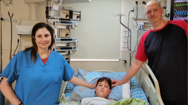 ד"ר דגנית אדם מנהלת טיפול נמרץ ילדים עם אהוד ואביו כפיר 