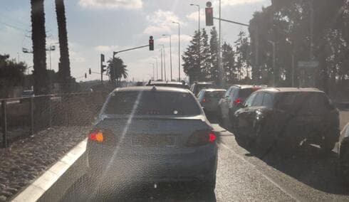 הפקק מבית ליד לכיוון נתניה (צילום: נטאלי סילבר) הפקק מבית ליד לכיוון נתניה