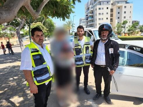 מתנדבי "ידידים" עם האם והתינוק
